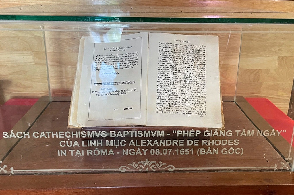 Nhà thờ Mằng Lăng - Thánh đường Gothic lưu giữ hồn chữ Quốc ngữ- Ảnh 5. Nhà thờ Mằng Lăng - Thánh đường Gothic lưu giữ hồn chữ Quốc ngữ- Ảnh 5.