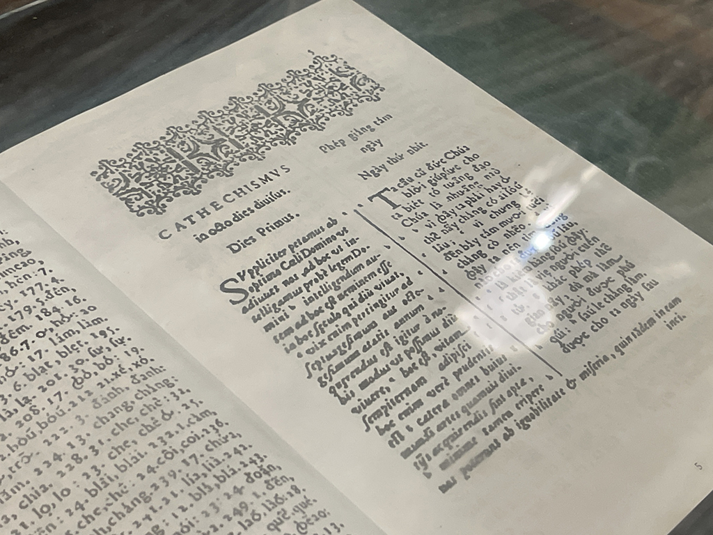 Nhà thờ Mằng Lăng - Thánh đường Gothic lưu giữ hồn chữ Quốc ngữ- Ảnh 6. Nhà thờ Mằng Lăng - Thánh đường Gothic lưu giữ hồn chữ Quốc ngữ- Ảnh 6.