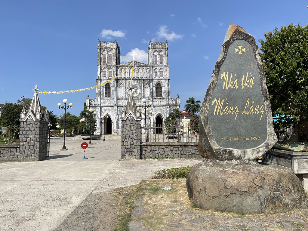 Nhà thờ Mằng Lăng - Thánh đường Gothic lưu giữ hồn chữ Quốc ngữ- Ảnh 8. Nhà thờ Mằng Lăng - Thánh đường Gothic lưu giữ hồn chữ Quốc ngữ- Ảnh 8.