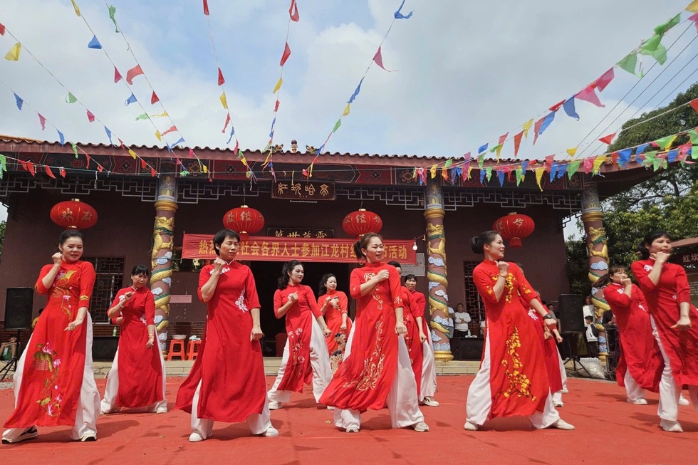 Ngôi làng ở Trung Quốc nói tiếng Việt, phụ nữ mặc áo dài, đánh đàn bầu - 4