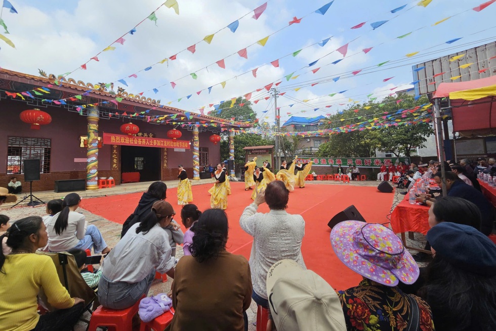 Ngôi làng ở Trung Quốc nói tiếng Việt, phụ nữ mặc áo dài, đánh đàn bầu - 6