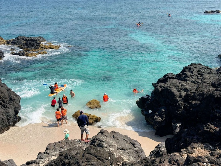 Lý Sơn – Tiếng gọi từ đảo ngọc và hành trình chill hết nấc chỉ với 3 triệu đồng 8 Điểm chèo thuyền kayak ở đảo Lý Sơn. (Ảnh: Lê Thị Thủy)