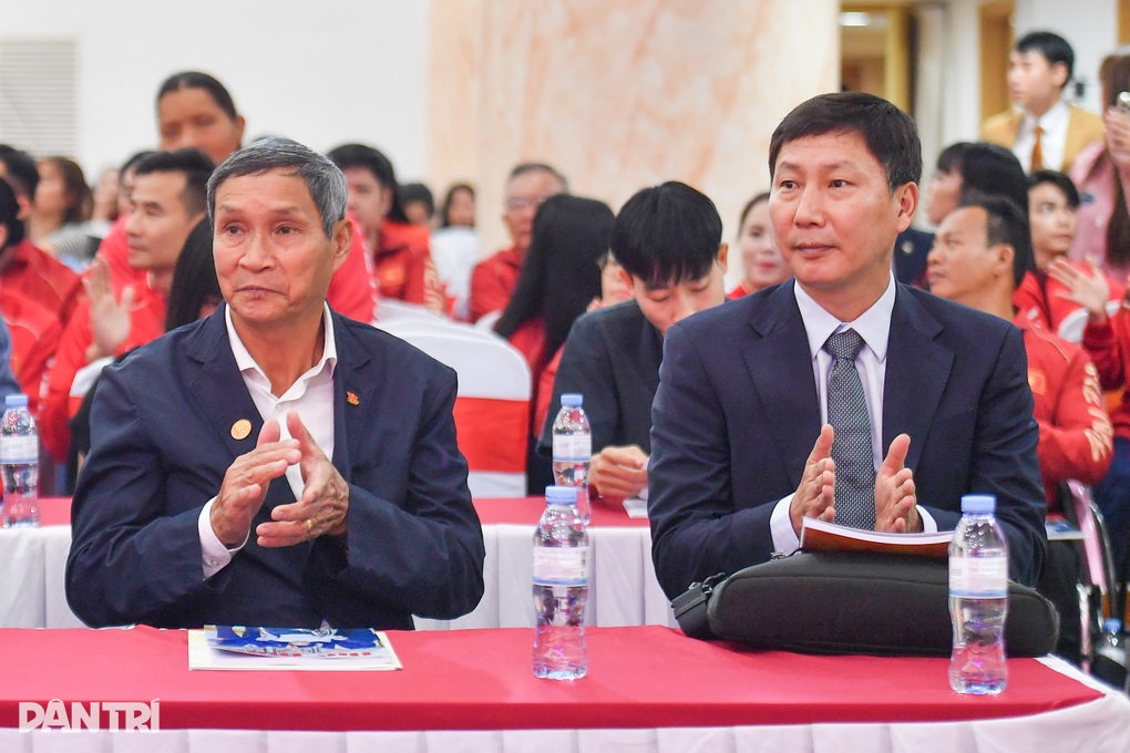 HLV Kim Sang Sik và Đình Bắc nhận vinh dự lớn trước trận gặp tuyển Malaysia - 2