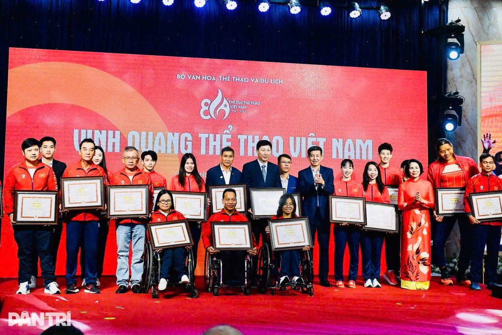 HLV Kim Sang Sik và Đình Bắc nhận vinh dự lớn trước trận gặp tuyển Malaysia - 3