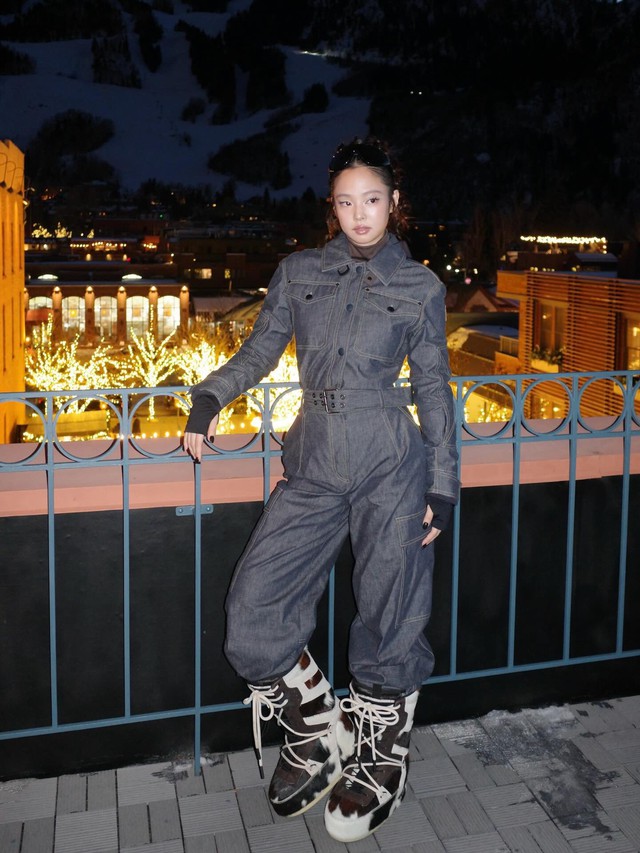 Diện đồ denim theo phong cách cá tính, nổi loạn- Ảnh 2.