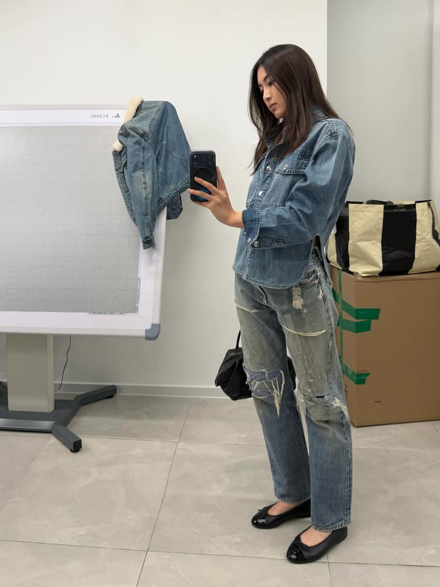 Diện đồ denim theo phong cách cá tính, nổi loạn- Ảnh 4.