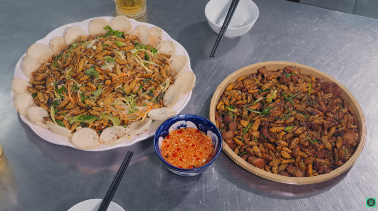 Ở Lâm Đồng, nhộng tằm được chế biến thành hai món ngon là gỏi nhộng tằm và nhộng tằm xào lá chanh