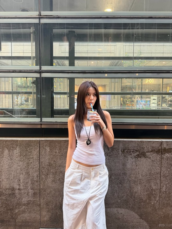 Phong cách tối giản nhưng nổi bật cùng trang phục màu trắng - Ảnh 2.