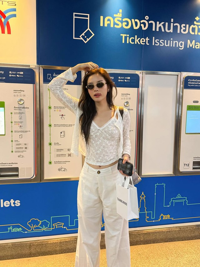 Phong cách tối giản nhưng nổi bật cùng trang phục màu trắng - Ảnh 4.