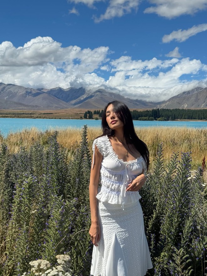 Phong cách tối giản nhưng nổi bật cùng trang phục màu trắng - Ảnh 6.