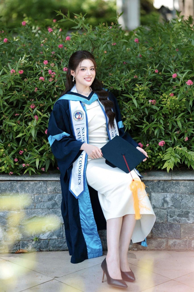 Người đẹp có nền tảng học vấn vững chãi. (Ảnh: FBNV)