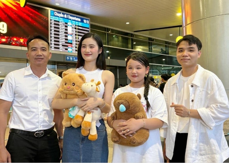 1774898264 990 Tom dinh Y Nhi va ban trai sau dem Chung