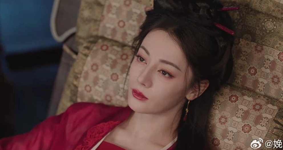 Phép màu cũng không cứu nổi Địch Lệ Nhiệt Ba- Ảnh 6.