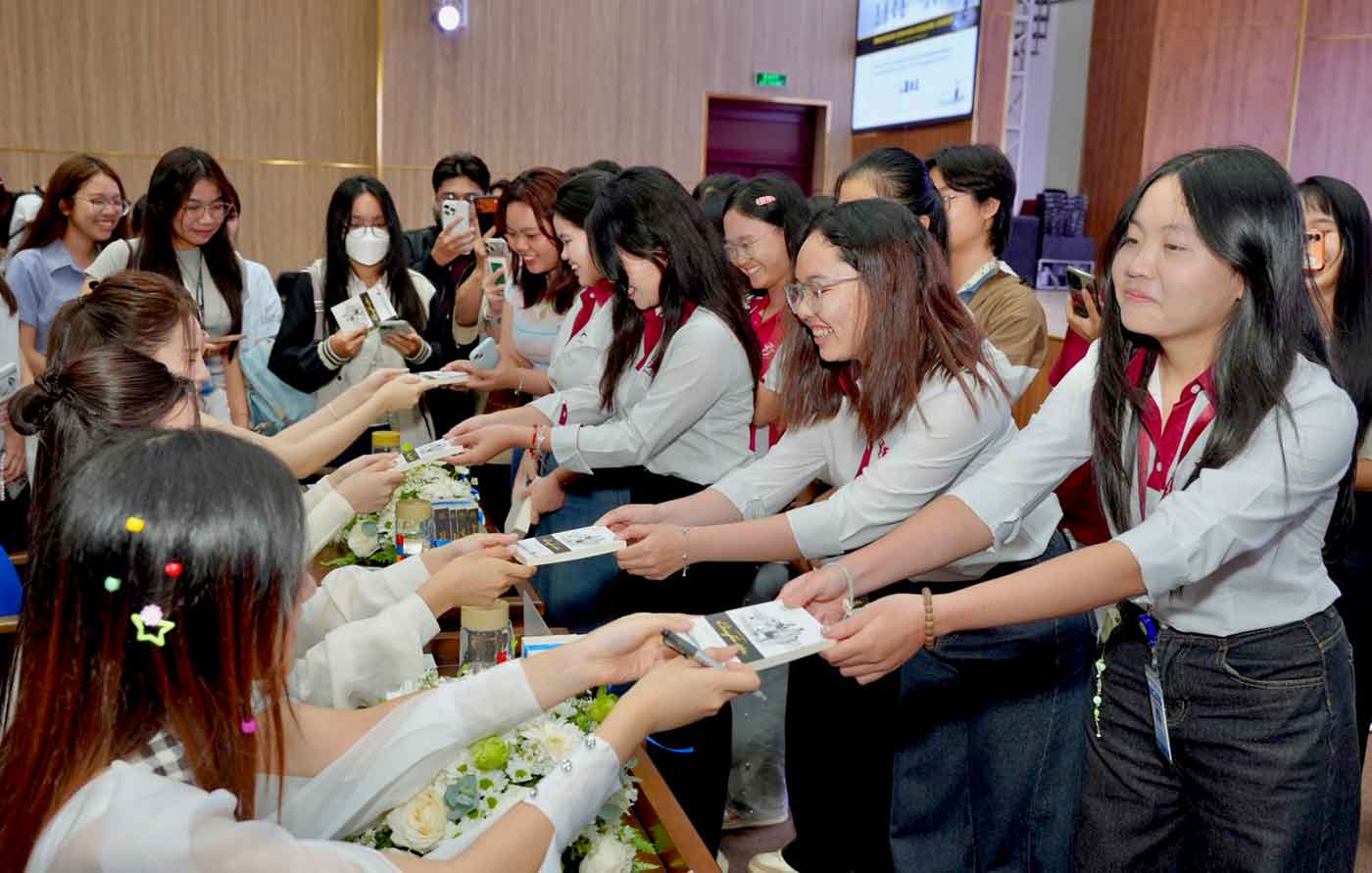 'Hành trình Từ Trái Tim' của Trung Nguyên Legend: Điều bất ngờ dành cho sinh viên TP.HCM - Ảnh 4.