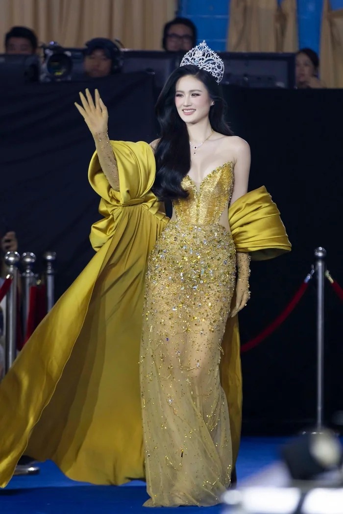 Lâu lắm rồi Hoa hậu Ý Nhi và bạn trai mới cùng công khai làm một việc

