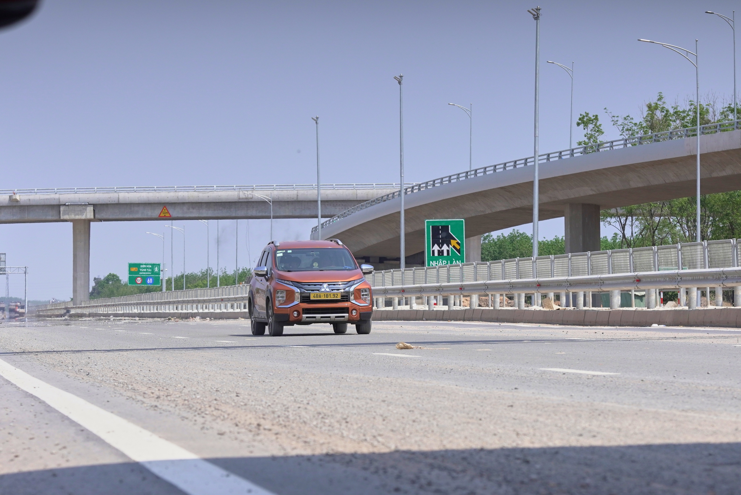 Trường hợp nào bắt buộc đặt biển cảnh báo sau ô tô 150 mét trên cao tốc?- Ảnh 4.