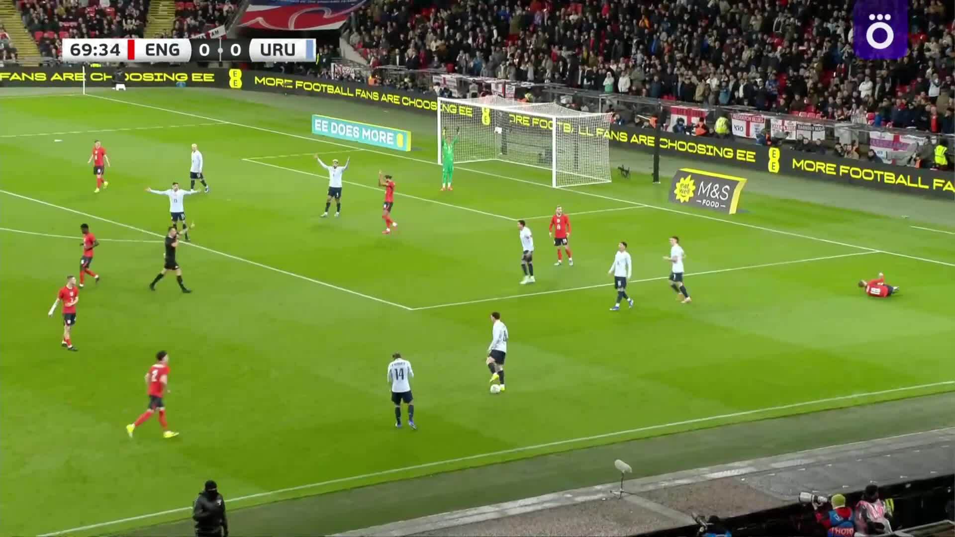 Vì sao Ugarte không bị đuổi dù nhận hai thẻ vàng ở trận gặp tuyển Anh?