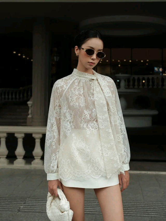 Áo blouse ren cách điệu mang chút điệu đà cho ngày hè- Ảnh 4.