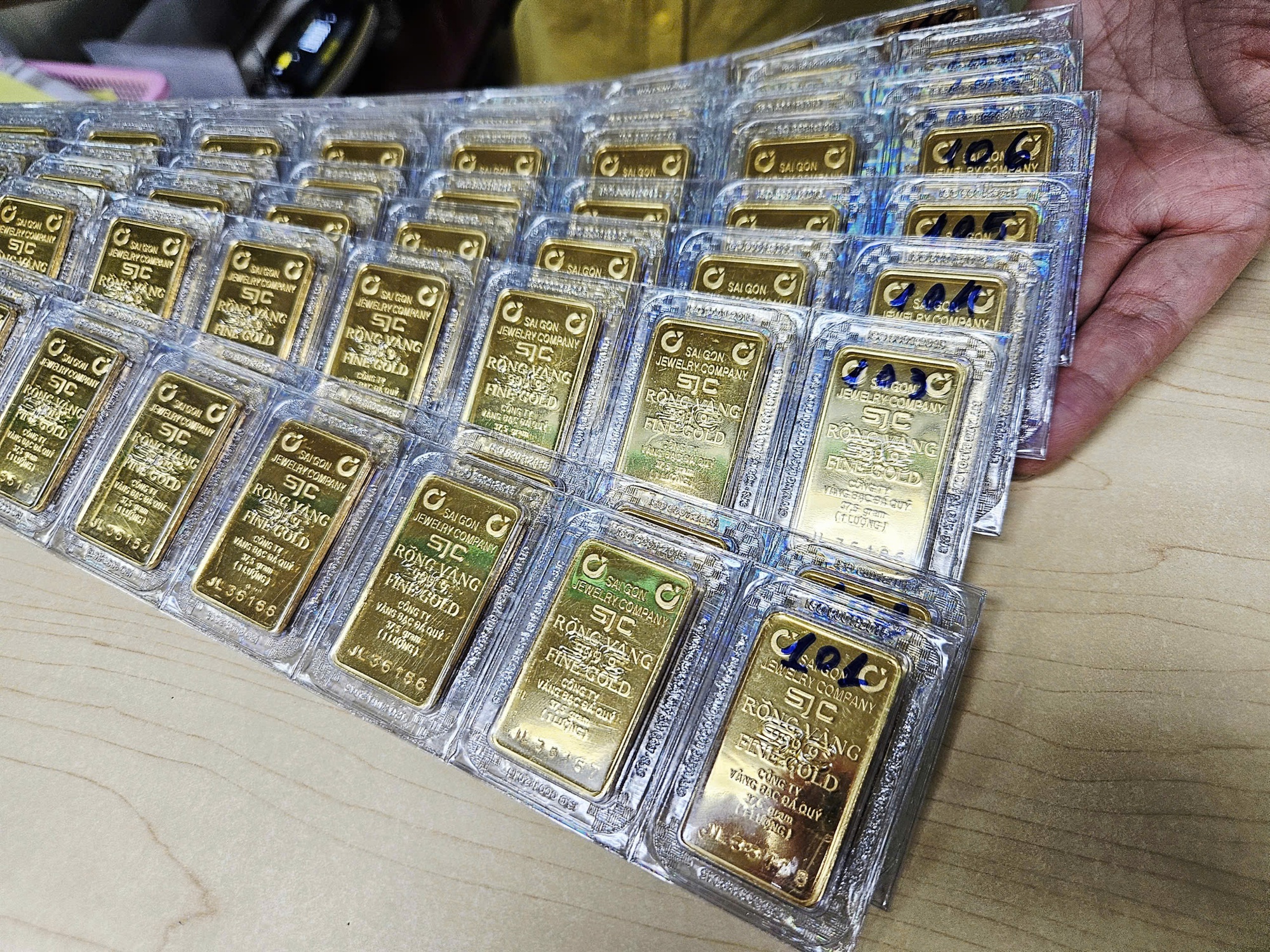 Vì sao giá vàng trong nước cao hơn thế giới tới 30 triệu đồng/lượng?- Ảnh 1. Vì sao giá vàng trong nước cao hơn thế giới tới 30 triệu đồng/lượng?- Ảnh 1.