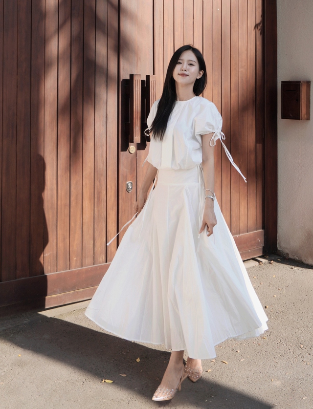 Mặc đẹp cả tuần từ bản phối với chân váy trắng huyền thoại - Ảnh 2.