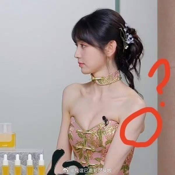 Điền Hi Vi mặc váy o ép vòng 1 khiến buổi livestream bị gián đoạn, ekip bị ném đá gắt- Ảnh 3.