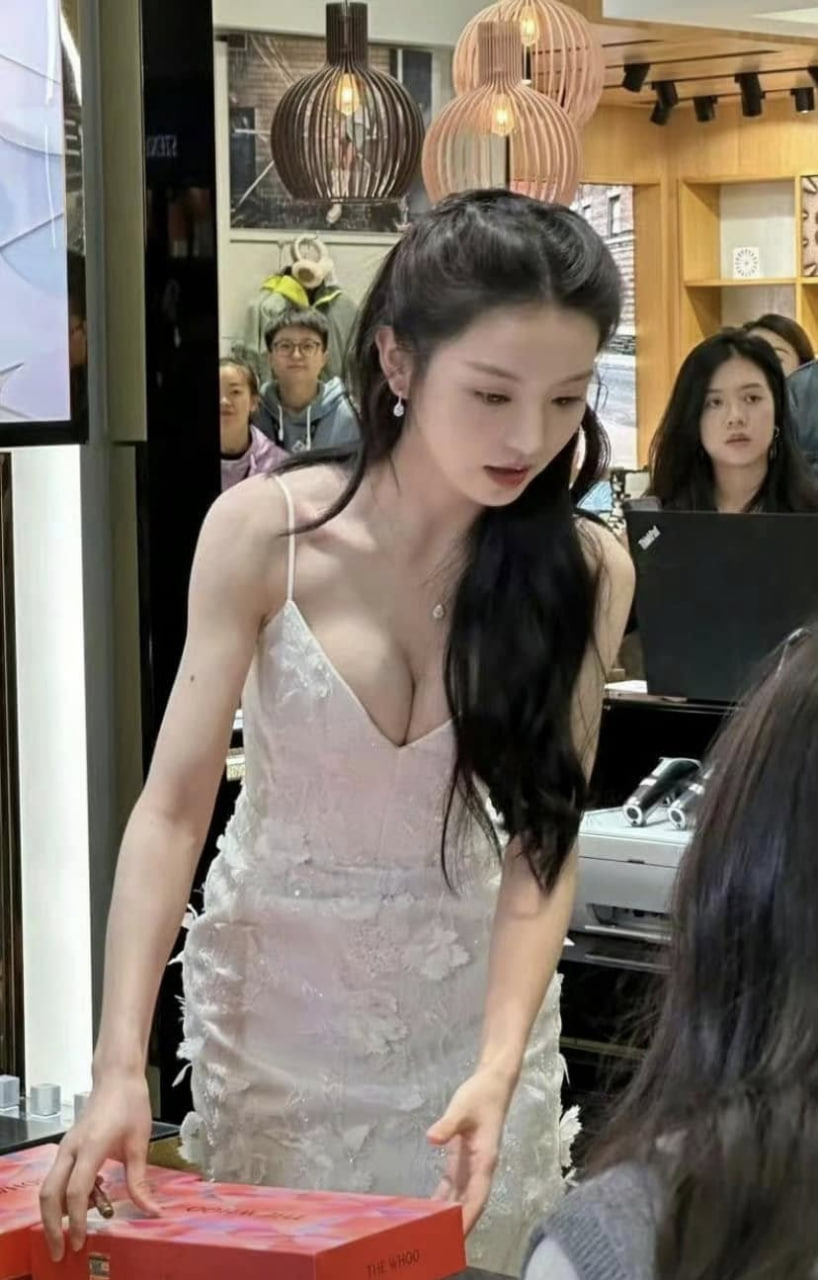 Điền Hi Vi mặc váy o ép vòng 1 khiến buổi livestream bị gián đoạn, ekip bị ném đá gắt- Ảnh 6.