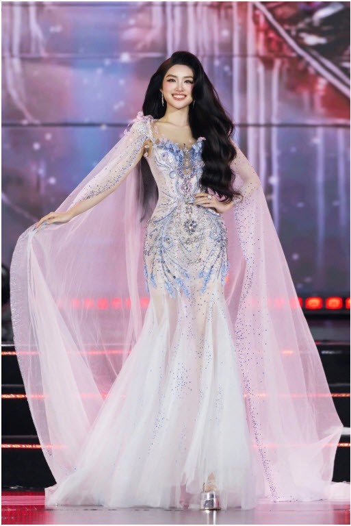 Phan Phương Oanh biểu diễn trang phục dạ hội. Ảnh: Ban tổ chức cung cấp