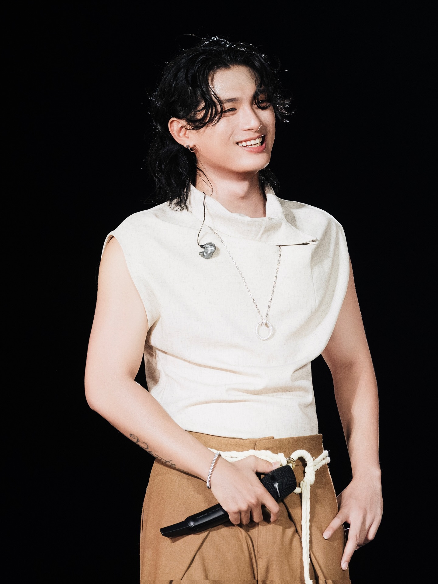 Nam ca sĩ Việt mất tích 2 năm vừa ra album đã được khen “hay nhất 2026”, cả nửa showbiz đến chúc mừng- Ảnh 5.