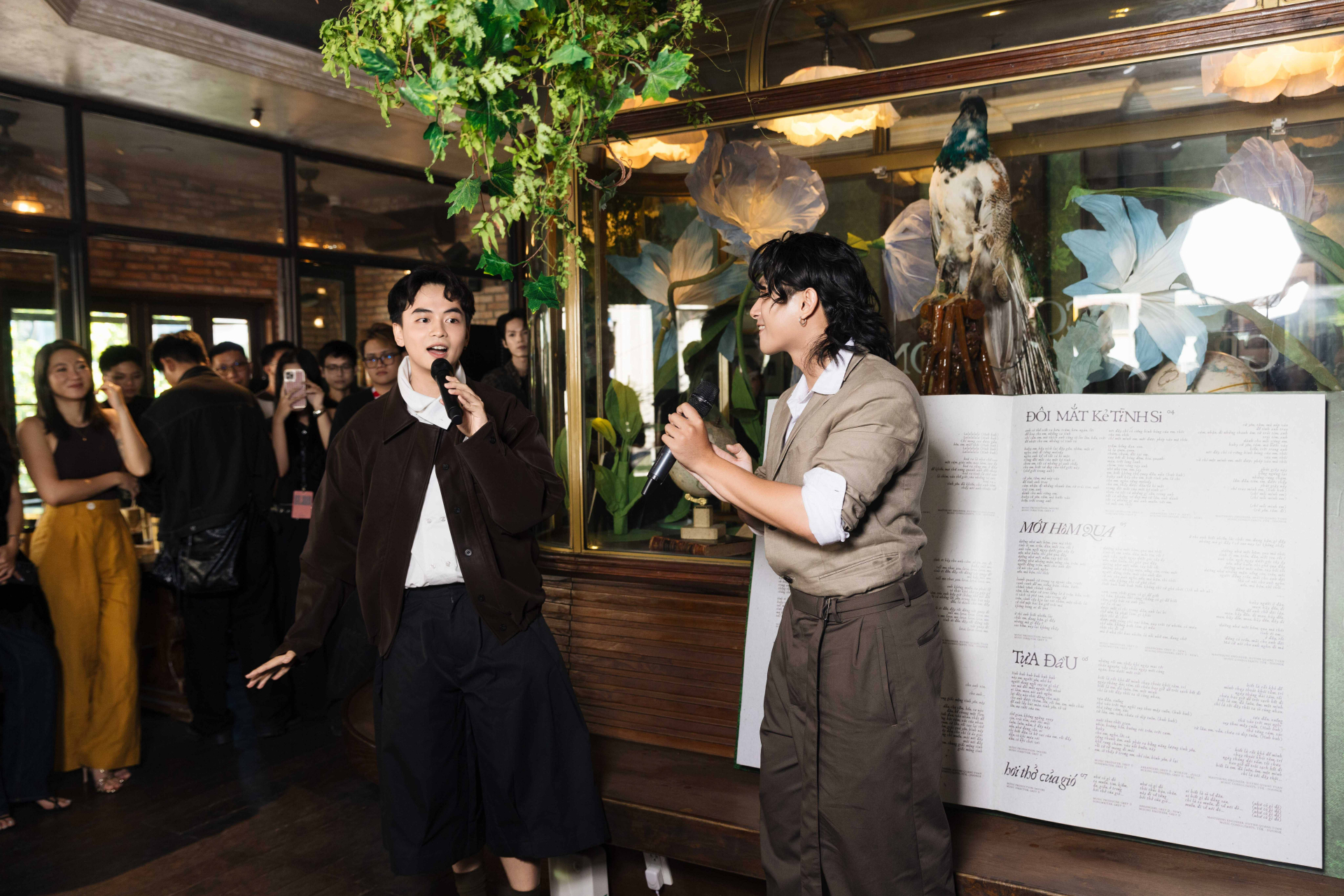 Nam ca sĩ Việt mất tích 2 năm vừa ra album đã được khen “hay nhất 2026”, cả nửa showbiz đến chúc mừng- Ảnh 7.