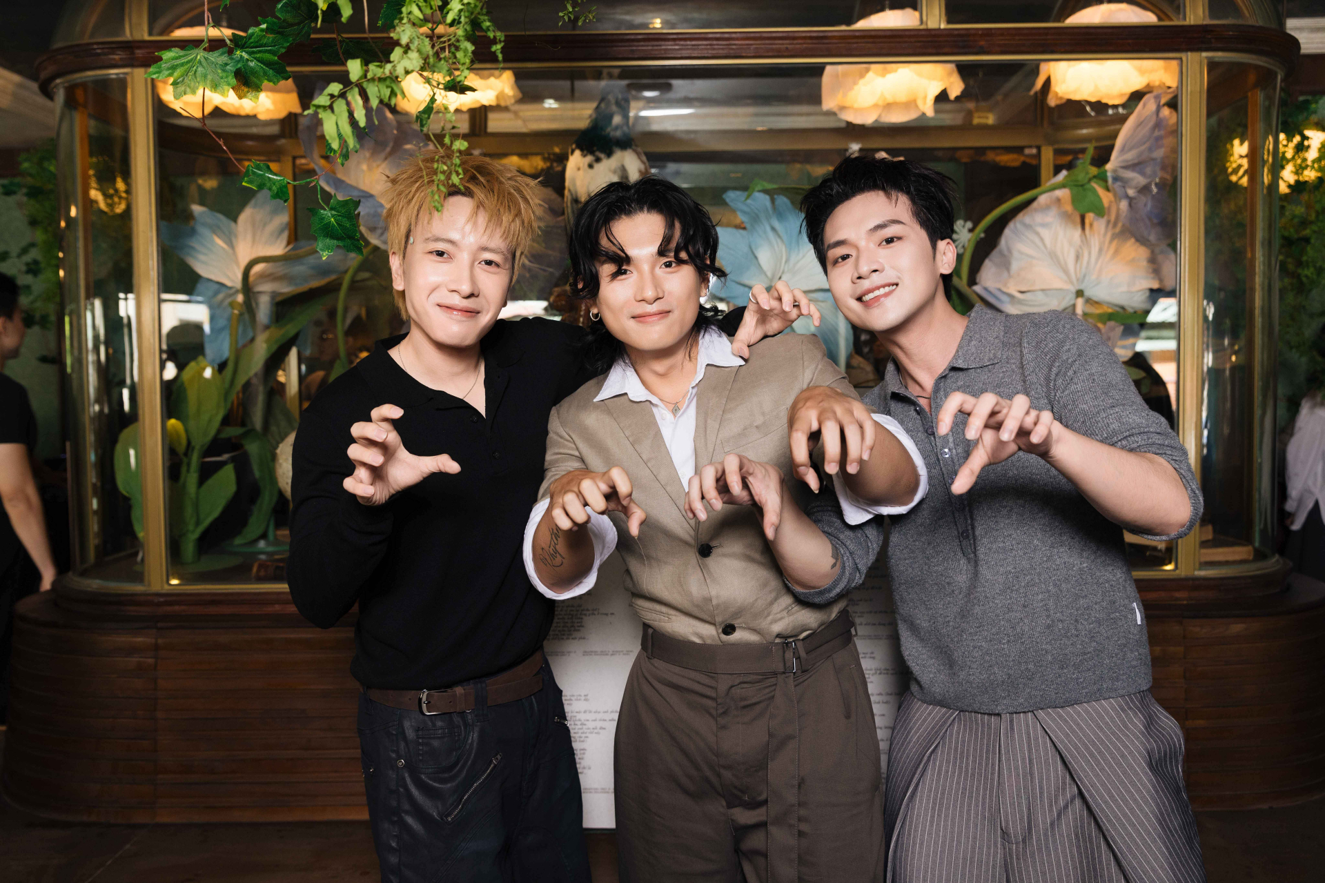 Nam ca sĩ Việt mất tích 2 năm vừa ra album đã được khen “hay nhất 2026”, cả nửa showbiz đến chúc mừng- Ảnh 8.