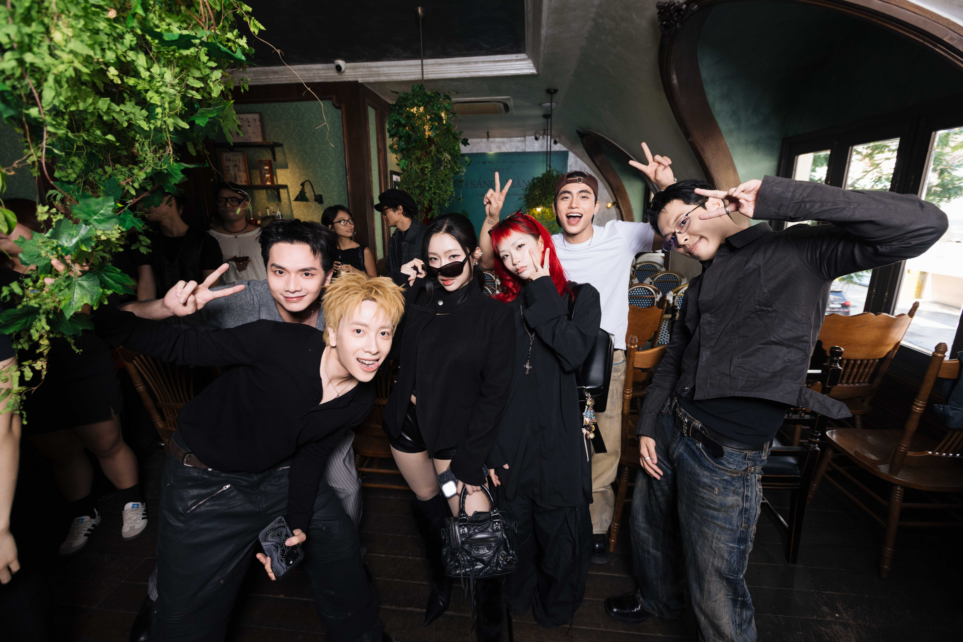 Nam ca sĩ Việt mất tích 2 năm vừa ra album đã được khen “hay nhất 2026”, cả nửa showbiz đến chúc mừng- Ảnh 9.