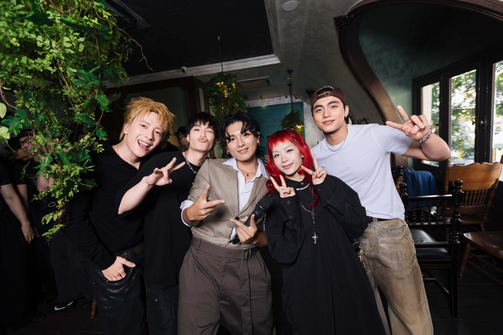 Nam ca sĩ Việt mất tích 2 năm vừa ra album đã được khen “hay nhất 2026”, cả nửa showbiz đến chúc mừng- Ảnh 14.