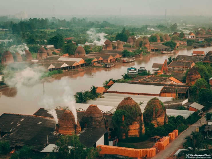 Di sản đương đại Mang Thít: Đánh thức “Vương quốc đỏ” bên dòng Cổ Chiên 3 Làng gốm gạch Mang Thít nằm bên dòng sông Cổ Chiên, tạo nên sự thơ mộng nhưng cũng là thuận thiện cho bà con làm gốm. (Ảnh: Hiếu Nguyễn)