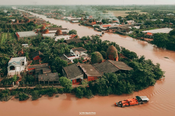 Di sản đương đại Mang Thít: Đánh thức “Vương quốc đỏ” bên dòng Cổ Chiên 5 Với những du khách trẻ như Hiếu Nguyễn, Mang Thít mang một sức hút kỳ lạ bởi sự nguyên bản. (Ảnh: Hiếu Nguyễn)