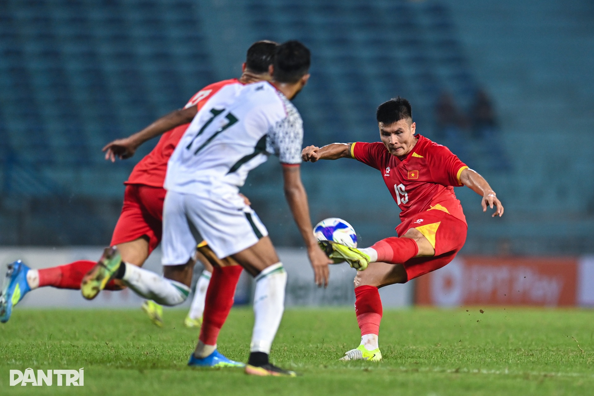 Màn trình diễn của Xuân Son, Hoàng Hên trong chiến thắng Bangladesh 3-0  - 5