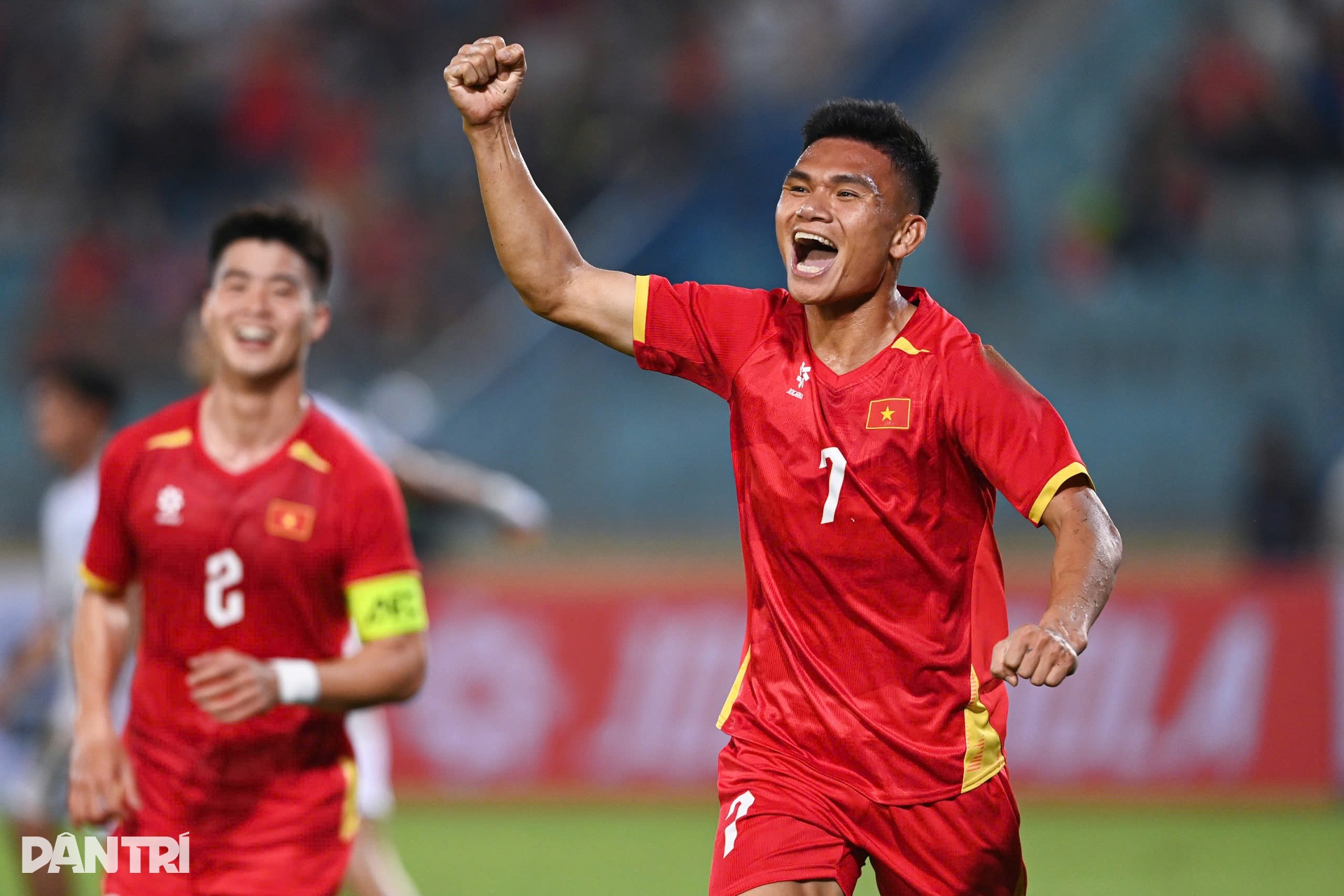 Màn trình diễn của Xuân Son, Hoàng Hên trong chiến thắng Bangladesh 3-0  - 6