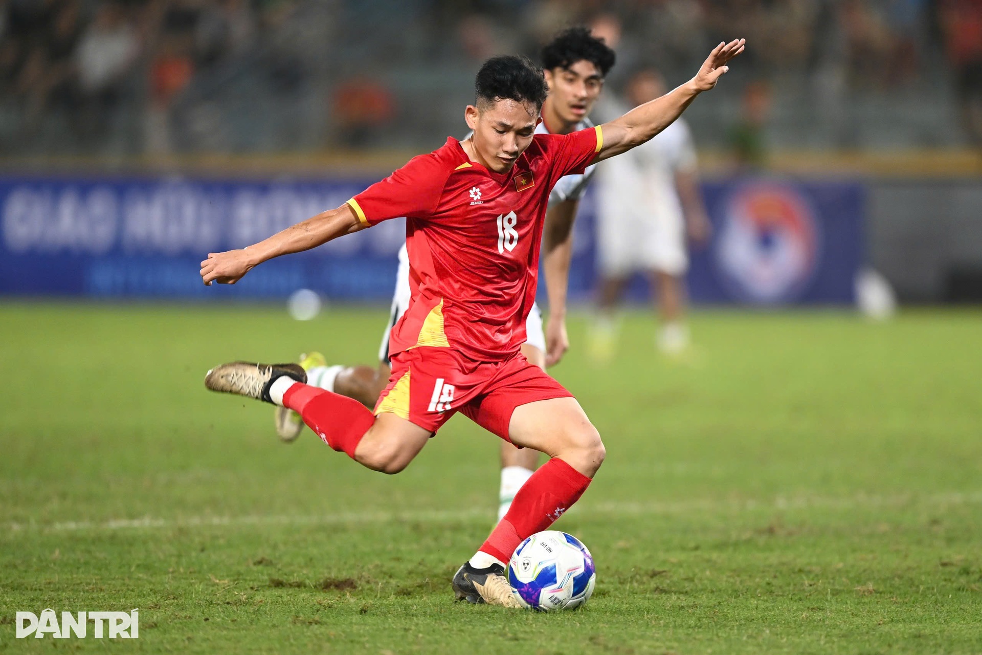 Màn trình diễn của Xuân Son, Hoàng Hên trong chiến thắng Bangladesh 3-0  - 7