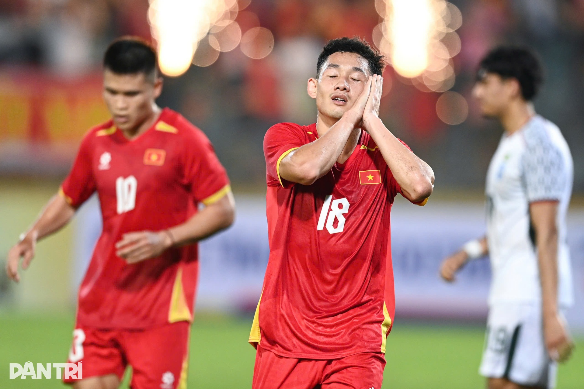 Màn trình diễn của Xuân Son, Hoàng Hên trong chiến thắng Bangladesh 3-0  - 9