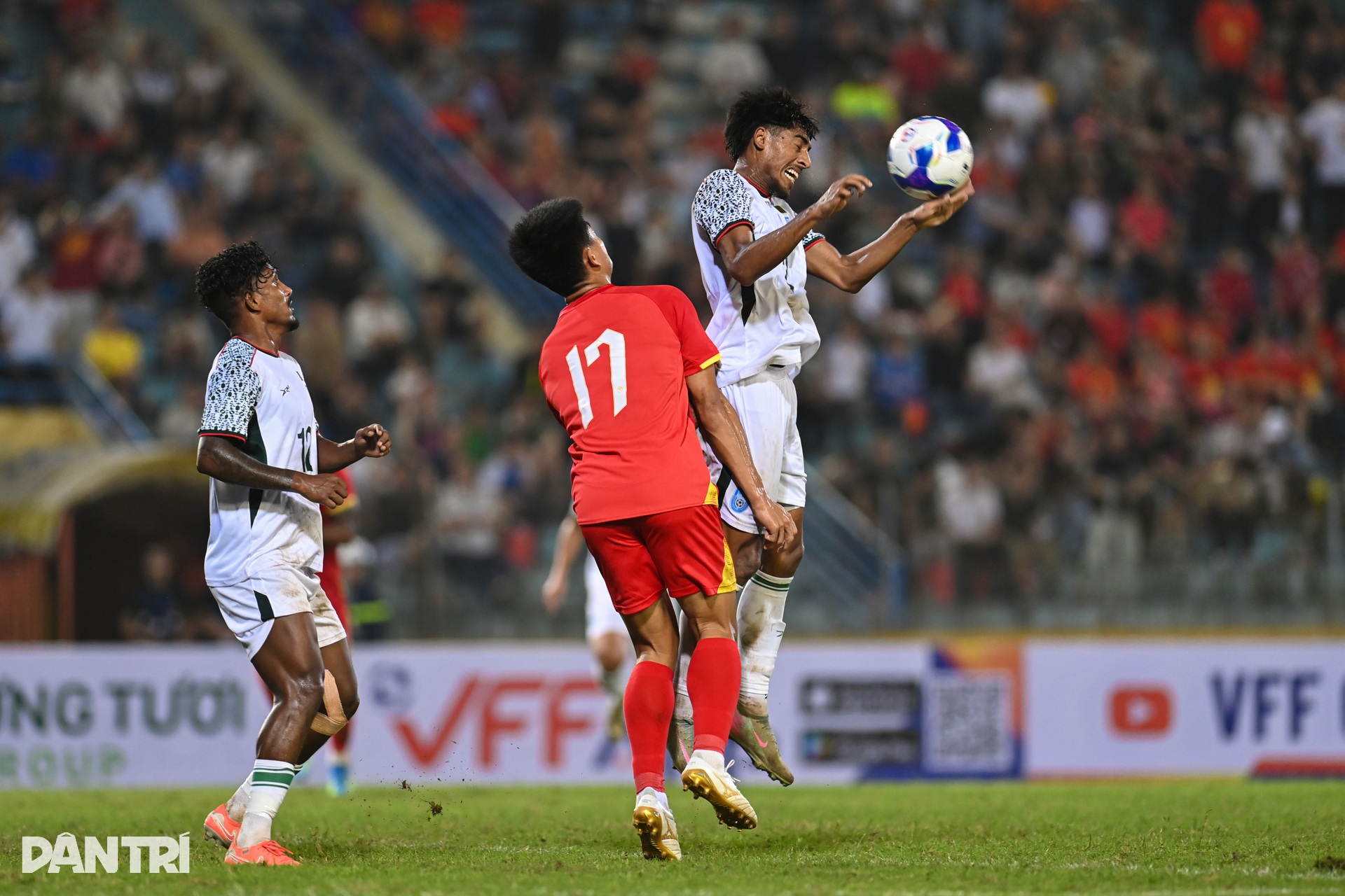 Màn trình diễn của Xuân Son, Hoàng Hên trong chiến thắng Bangladesh 3-0  - 14