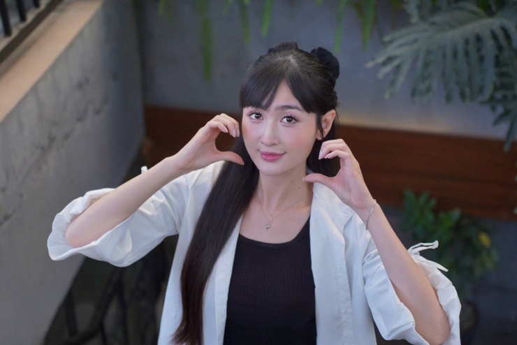 Nhan sắc nữ chính Bước chân vào đời 3 Áp lực không chỉ đến từ phản hồi của công chúng mà còn nằm ở quá trình làm nghề. Là gương mặt mới, Ngọc Thủy phải tự chuẩn bị trang phục, tự xoay xở chi phí. Trong nhiều cảnh quay, cô liên tục đi boots để đảm bảo tương tác hình thể với bạn diễn nam, dù bị khán giả chê một màu, thiếu sáng tạo.