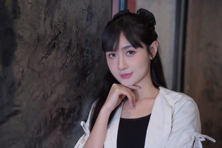 Nhan sắc nữ chính Bước chân vào đời 4 Đáng nhớ nhất là phân đoạn đánh ghen - chuỗi ngày mà nữ diễn viên gọi là “khó khăn nhất từ trước đến nay”. “Đánh quả nào là nhớ đời quả đấy, rất đáng sợ”, cô kể. Việc phải quay đi quay lại nhiều lần khiến cô bị trầy xước nhẹ và ám ảnh tâm lý. “Sau cảnh đó, tôi cứ nhìn thấy chị Huyền Trang là thấy hoảng”, Ngọc Thủy nói.