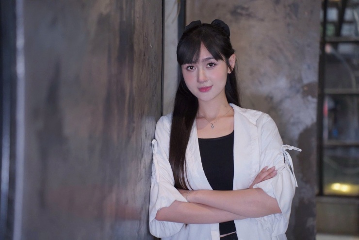 Nhan sắc nữ chính Bước chân vào đời 5 Không chỉ là thử thách thể lực, cảnh quay này đòi hỏi cường độ cảm xúc cao. Ngọc Thủy phải vừa giữ tâm lý nhân vật, vừa nhớ thoại, vừa tương tác chính xác với bạn diễn. Cô đặc biệt biết ơn diễn viên Anh Vũ vì đã góp ý cho cô cách đẩy cao trào, thể hiện sự phản kháng của nhân vật Trang trong phân đoạn đánh ghen, thay vì chỉ biết cam chịu như kịch bản ban đầu.