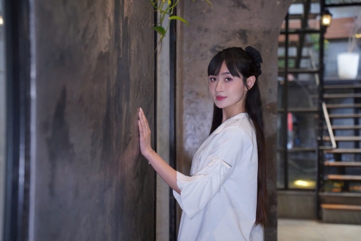 Nhan sắc nữ chính Bước chân vào đời 6 Ngọc Thủy từng trải qua nhiều lần trượt casting ở các dự án khác như Biệt dược đen, Độc đạo... Nhìn bạn bè cùng lứa có vai diễn nổi bật, cô không tránh khỏi cảm giác chạnh lòng và từng rơi vào “ám ảnh đồng trang lứa”. Có thời điểm, nữ diễn viên tự hỏi liệu có nên tiếp tục theo đuổi nghệ thuật hay chọn cuộc sống ổn định hơn.