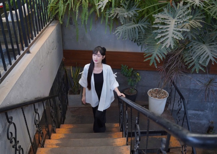 Nhan sắc nữ chính Bước chân vào đời 7 “Con gái có thì, thanh xuân qua nhanh”, cô nói. Nhưng cuối cùng, chính đam mê đã giữ cô ở lại. Cảm giác nhớ máy quay, nhớ sân khấu trở thành động lực để cô tiếp tục chờ đợi cơ hội.