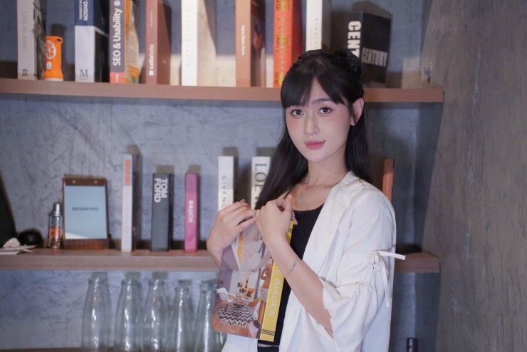 Nhan sắc nữ chính Bước chân vào đời 8 Khoảnh khắc nhận được kịch bản từ nhà sản xuất Bước chân vào đời, Ngọc Thủy vỡ òa hạnh phúc, mừng đến mức muốn "chạy quanh phòng hét toáng lên”.