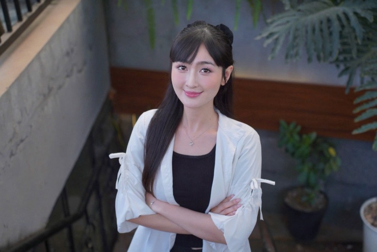 Nhan sắc nữ chính Bước chân vào đời 9 Khi lên set quay, việc được làm việc cùng Quỳnh Kool, Mạnh Trường… khiến Ngọc Thủy ban đầu khá e ngại. Tuy nhiên, sự cởi mở của các đàn anh, đàn chị giúp cô xóa tan khoảng cách.