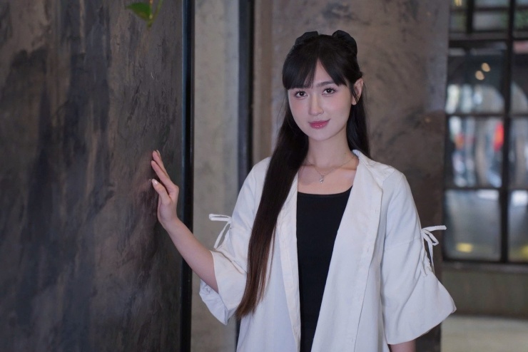 Nhan sắc nữ chính Bước chân vào đời 11 Ngọc Thủy cho biết cô không muốn bị đóng khung trong bất kỳ dạng vai nào. Hình mẫu mà cô theo đuổi là nghệ sĩ đa năng, biến hóa và giàu màu sắc.