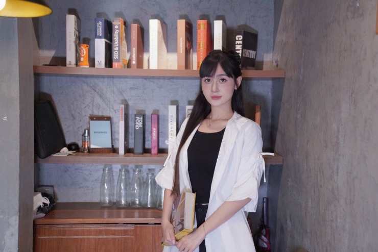 Nhan sắc nữ chính Bước chân vào đời 12 Hiện tại, nữ diễn viên cho biết sẽ không nhận thêm dự án mới cho đến khi Bước chân vào đời đóng máy vào giữa tháng 4, nhằm dồn 100% sức lực để thể hiện trọn vẹn nhất nhân vật Trang.