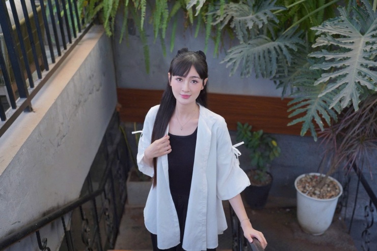 Nhan sắc nữ chính Bước chân vào đời 13 “Tôi không xem nghệ thuật là cơ hội đổi đời, chỉ là công việc tôi yêu thích”, Ngọc Thủy nói. Với cô, hành trình phía trước vẫn còn dài và vai diễn hiện tại là bước đệm để khán giả ủng hộ gương mặt mới của màn ảnh nhỏ.