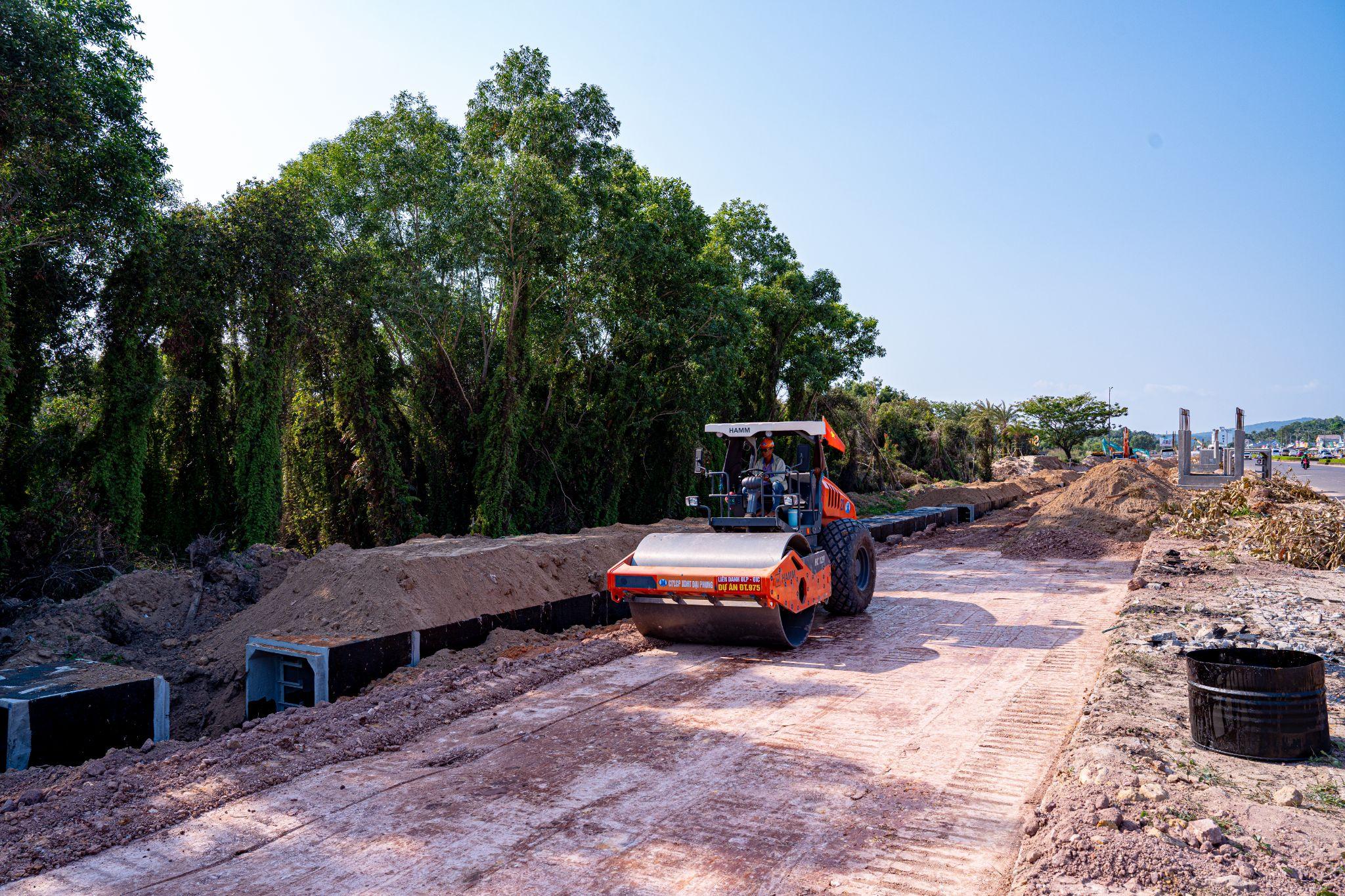 Công trường ĐT.975 "chạy nước rút" thi công nền đường trong cao điểm mùa khô.